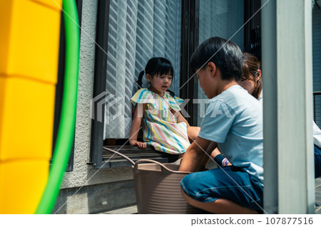 younger, person, family 107877516