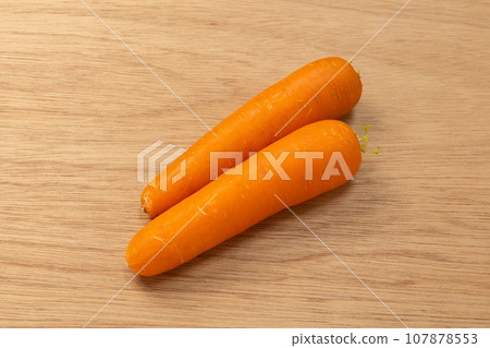 兩根胡蘿蔔放在木板「中心」上 107878553