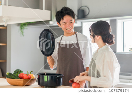 年輕的亞洲夫婦在廚房做飯和做家事(自己做飯,雙收入,丁克族,愛好) 年輕的亞洲夫婦在廚房做飯和做家事(自己做飯,雙收入,丁克族,愛好) 107879174