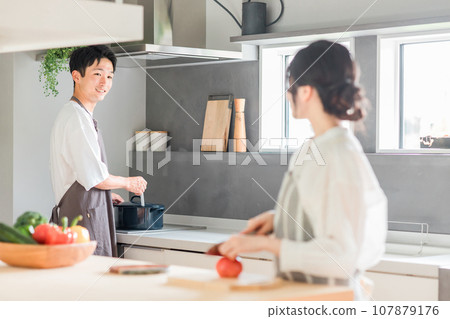 年輕的亞洲夫婦在廚房做飯和做家事（自己做飯，雙收入，丁克族，愛好） 107879176