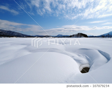 福島縣檜原湖結冰。在廣闊的白色雪原上創作出像人臉一樣的雪藝，既令人印象深刻又美麗。 107879234