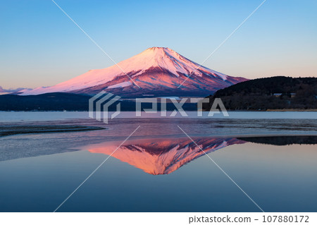 從山梨縣南都留郡的山中湖看到的紅富士 107880172