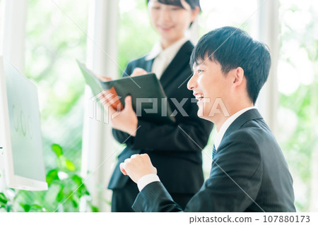 在明亮的工作場所工作的辦公室工作人員 107880173
