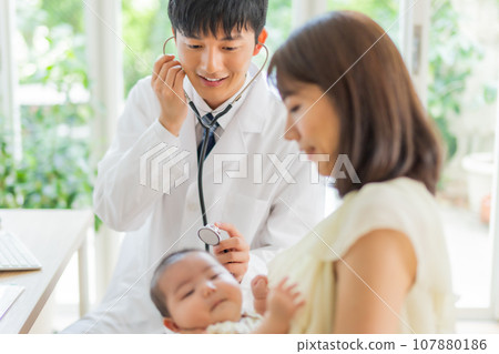 兒科醫生正在檢查嬰兒 107880186