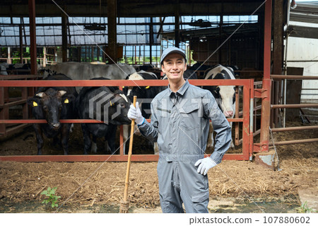 一名在乳牛場工作的男子 107880602