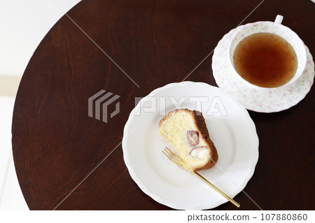 Maron cake on a silo plate Maron cake on a silo plate 107880860