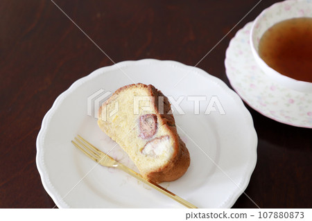 Maron cake on a silo plate 107880873