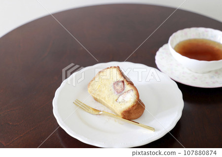 Maron cake on a silo plate 107880874