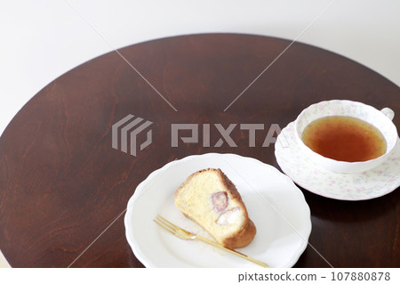 Maron cake on a silo plate Maron cake on a silo plate 107880878