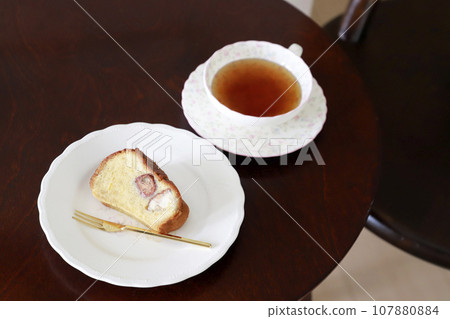 Maron cake on a silo plate 107880884