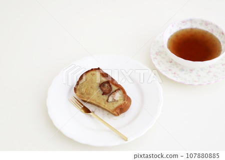 Maron cake on a silo plate 107880885