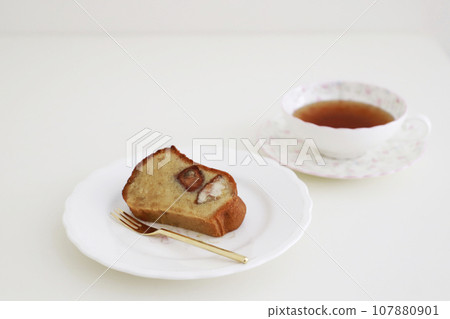 Maron cake on a silo plate Maron cake on a silo plate 107880901