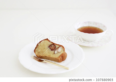 Maron cake on a silo plate 107880903