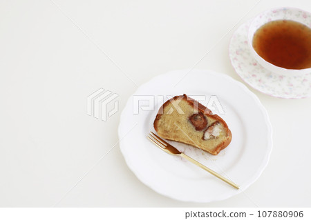 Maron cake on a silo plate 107880906