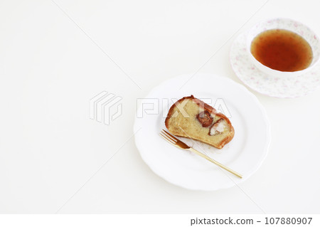 Maron cake on a silo plate 107880907