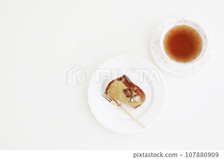 Maron cake on a silo plate 107880909