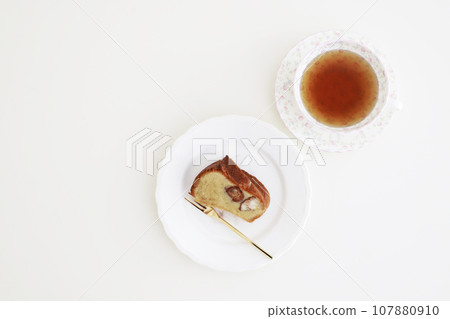 Maron cake on a silo plate 107880910