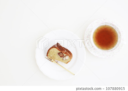 筒倉板上的馬龍蛋糕 107880915