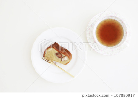 Maron cake on a silo plate Maron cake on a silo plate 107880917