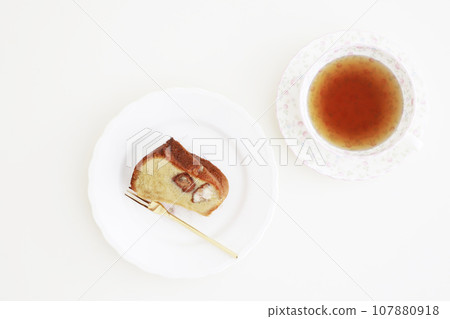 Maron cake on a silo plate Maron cake on a silo plate 107880918