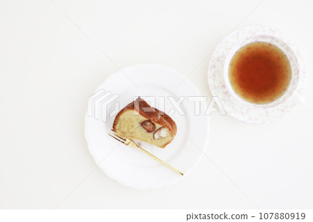 Maron cake on a silo plate Maron cake on a silo plate 107880919