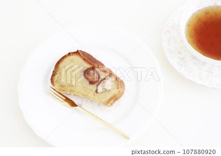 Maron cake on a silo plate 107880920