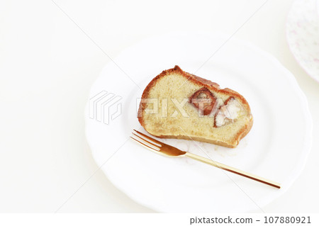 Maron cake on a silo plate 107880921