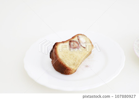 Maron cake on a silo plate 107880927