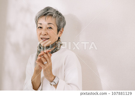 An elegant Japanese woman with gray hair who puts her hands together 107881129