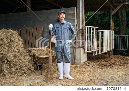 在牧場工作的男人 107881344