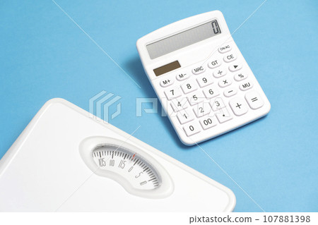 體重計和計算器飲食圖像 107881398