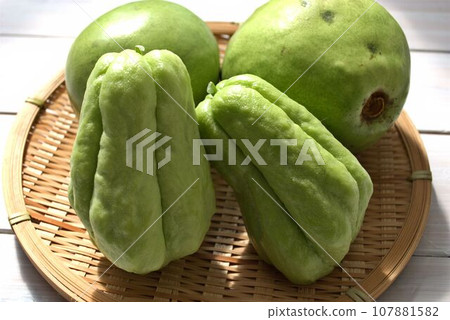 Chayote and quince in a colander 107881582