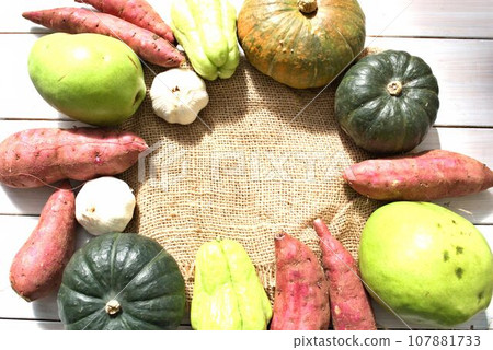 白木背景秋季蔬菜框架 107881733