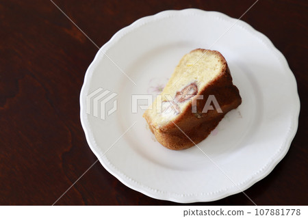 白盤上的栗子蛋糕 107881778