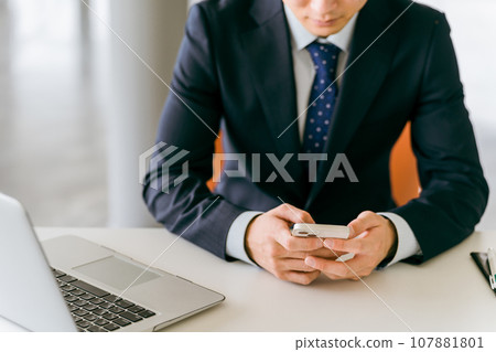 年輕的亞洲商人回覆電子郵件 107881801