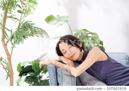 放鬆在沙發的婦女 放鬆在沙發的婦女 107881919