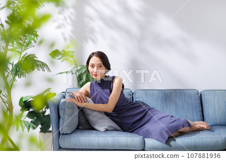 放鬆在沙發的婦女 107881936