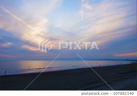 湘南海岸美麗的日落 湘南海岸美麗的日落 107882140