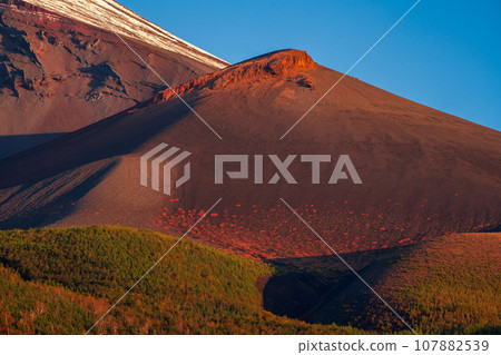 沐浴在清晨陽光下的富士山半山腰的寶榮山 107882539
