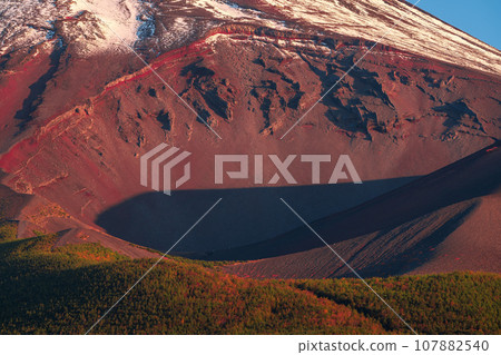 早上從水塚公園看到的寶永火山口 早上從水塚公園看到的寶永火山口 107882540