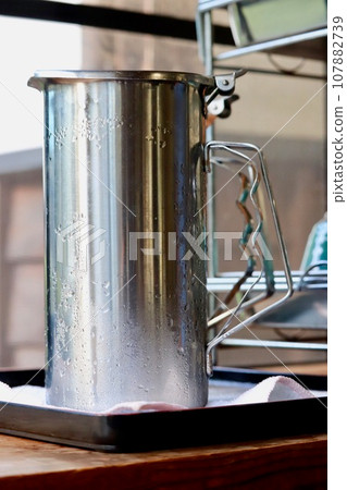 表面有凝露的不鏽鋼水壺 107882739