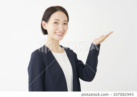 女商人用手掌、白色背景指著右邊 107882943