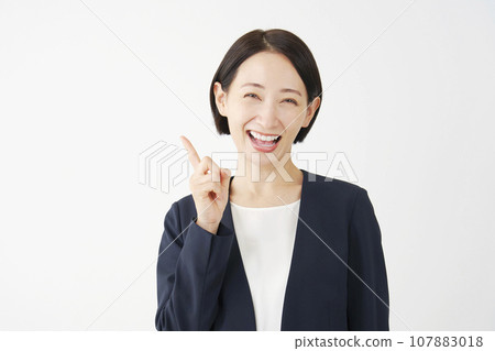 閃爍白色背景的女商人 107883018