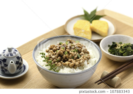納豆 說到日本料理，納豆飯（日本早餐形象）是一道傳統的日本菜餚，採用營養豐富的大豆製成。 107883343