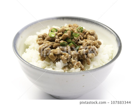 納豆 說到日本料理，納豆飯（日本早餐形象）是一道傳統的日本菜餚，採用營養豐富的大豆製成。 107883344