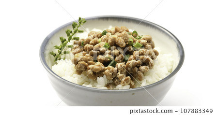 納豆 說到日本料理，納豆飯（日本早餐形象）是一道傳統的日本菜餚，採用營養豐富的大豆製成。 107883349
