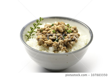 納豆 說到日本料理，納豆飯（日本早餐形象）是一道傳統的日本菜餚，採用營養豐富的大豆製成。 107883350