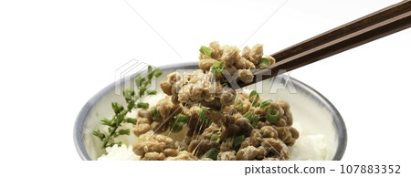 用筷子夾起納豆 說到日本料理,納豆米(日本早餐形象)就是用營養豐富的大豆製成的。 用筷子夾起納豆 說到日本料理,納豆米(日本早餐形象)就是用營養豐富的大豆製成的。 107883352
