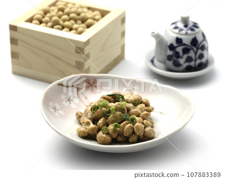 Natto Speaking of Japanese food, natto rice (Japanese food, Japanese cuisine, natto bacteria) is a traditional Japanese dish made with nutritious soybeans. 107883389