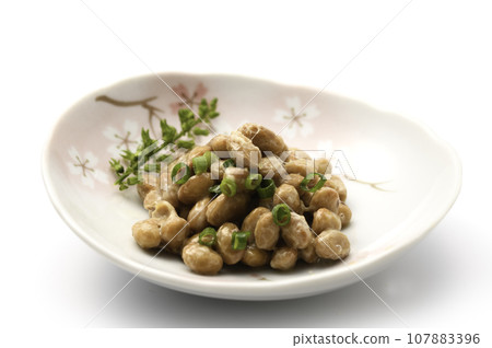 納豆 說起日本食品,納豆飯(日本食品、日本料理、納豆菌)是一道用營養豐富的大豆製成的傳統日本菜餚。 納豆 說起日本食品,納豆飯(日本食品、日本料理、納豆菌)是一道用營養豐富的大豆製成的傳統日本菜餚。 107883396